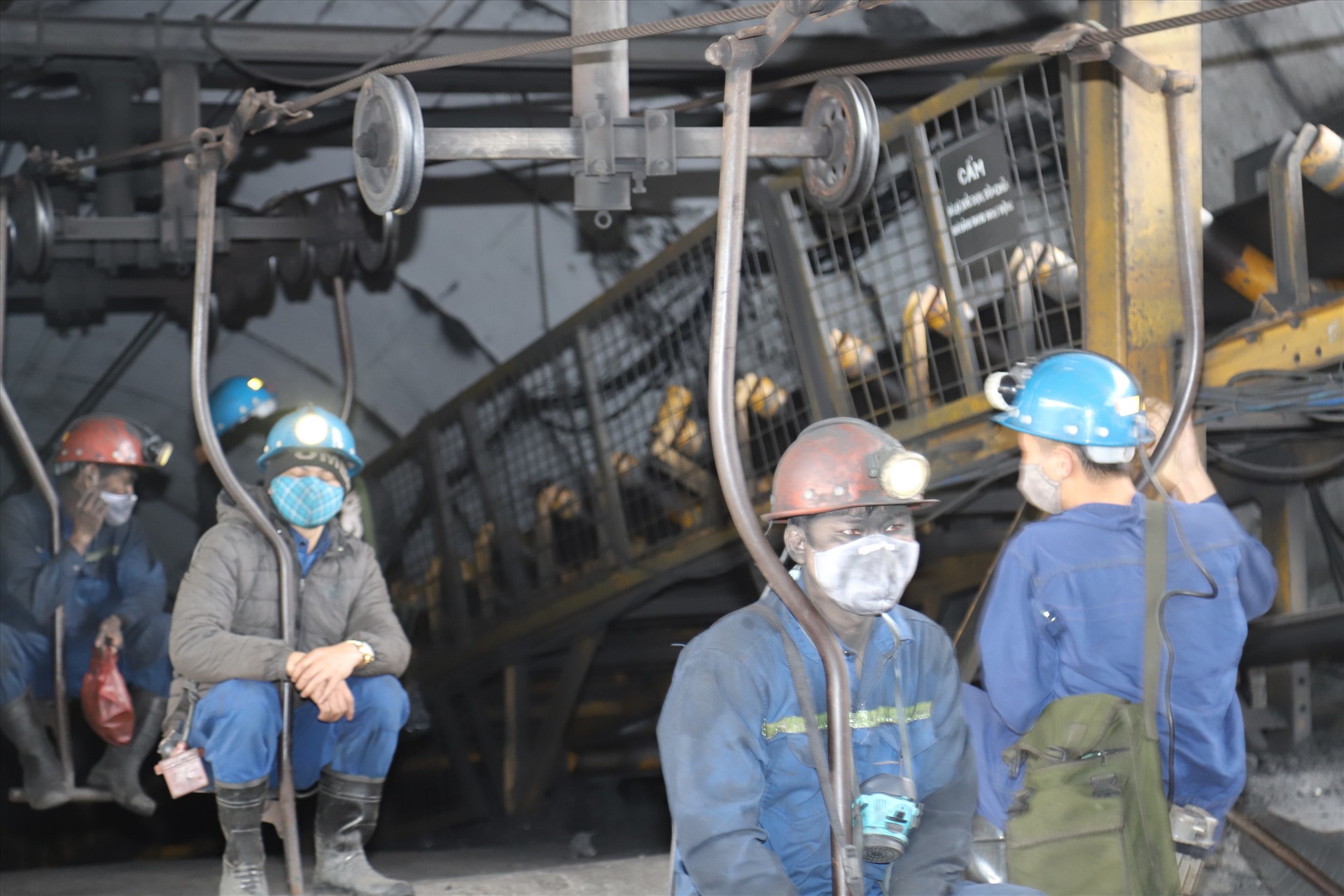 Đeo khẩu trang trên xe goòng xuống hầm lò tại Công ty than Hòn Gai. Ảnh: CTV
