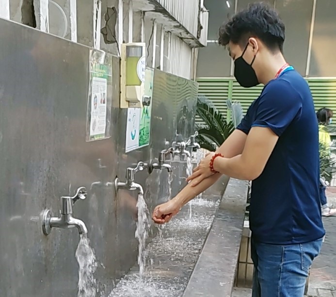 Công ty PouYuen tăng cường dung dịch sát khuẩn cho công nhân rửa tay phòng chống dịch. Ảnh C.P.N