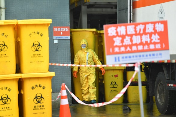 Nhân viên y tế trong trang phục bảo hộ xử lý rác thải y tế tại một cơ sở đốt rác ở Thành Đô, Tứ Xuyên (Trung Quốc). Ảnh: Reuters.