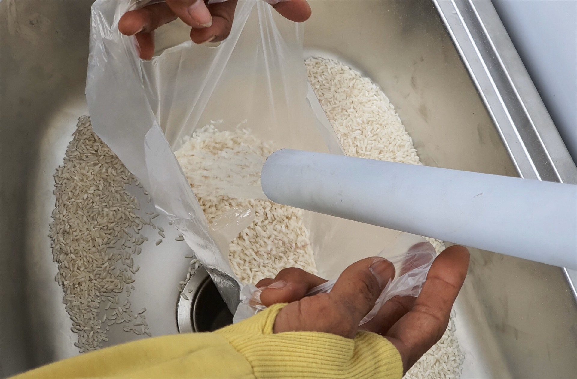 “Chạm tay là ra gạo” tại điểm phát gạo miễn phí cho người nghèo.