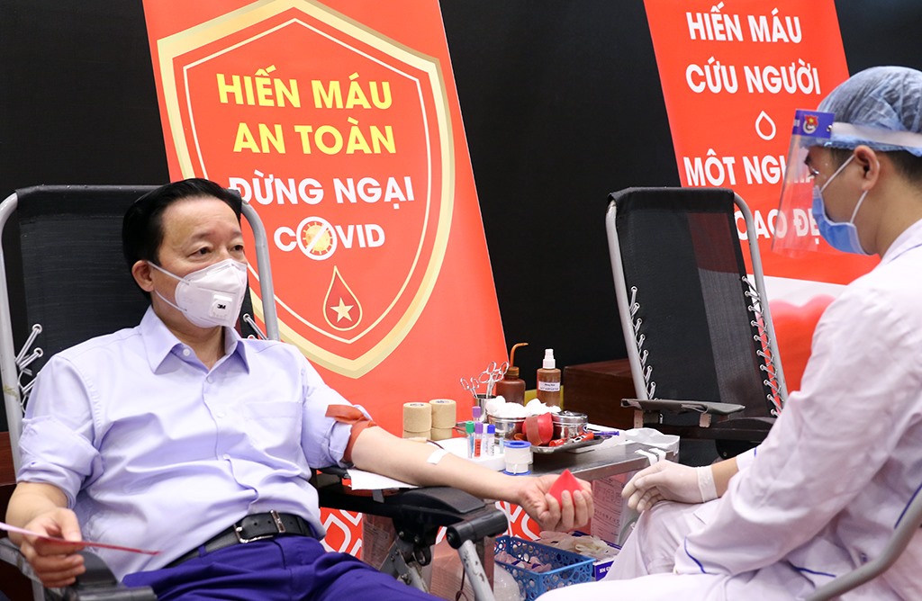 Bộ trưởng Bộ Tài nguyên và Môi trường Trần Hồng Hà tham gia hiến máu tình nguyện sáng 9.4.