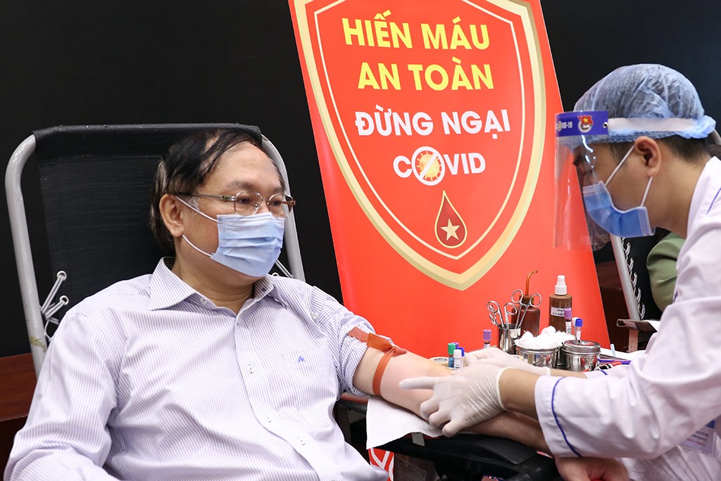 Thứ trưởng Lê Công Thành tham gia hiến máu hưởng ứng lời kêu gọi hiến máu tình nguyện.
