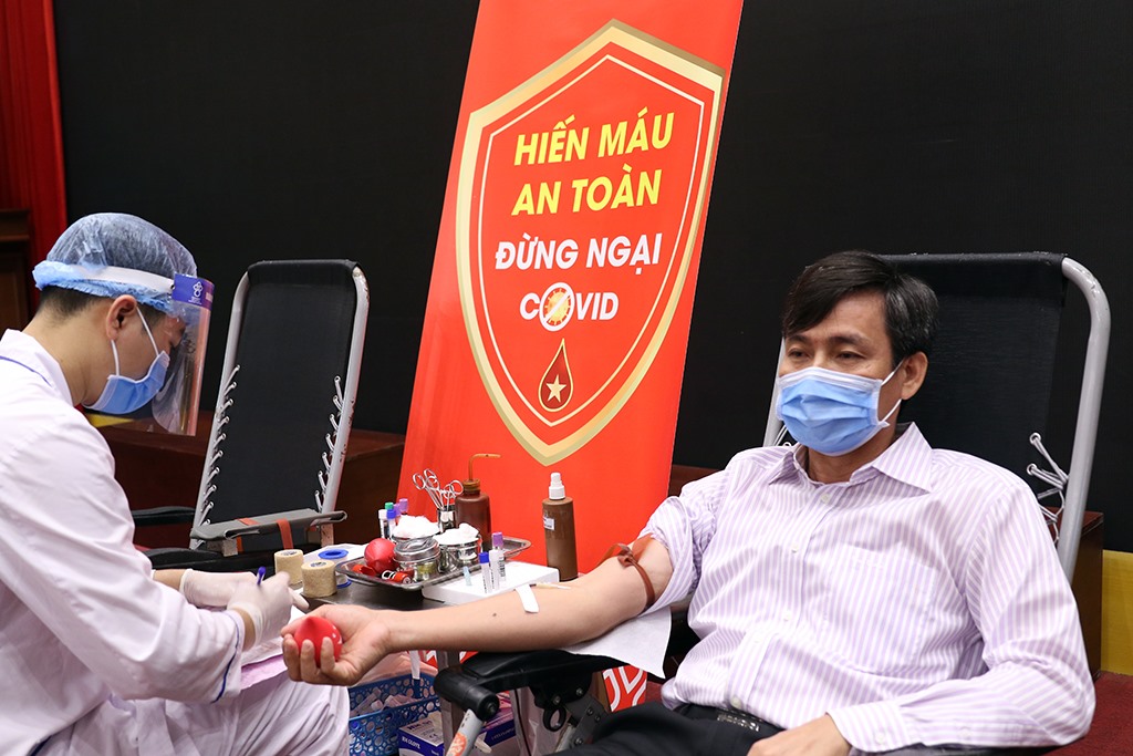 Thứ trưởng Trần Quý Kiên tham gia hiến máu hưởng ứng lời kêu gọi của Tổng Bí thư, Chủ tịch nước Nguyễn Phú Trọng.