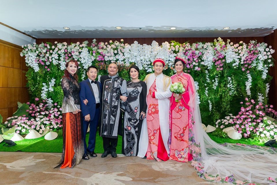 Bức hình chụp thân mật giữa hai gia đình thông gia trong đám cưới của con gái lớn NSND Hồng Vân. Ảnh nguồn: FBNV.