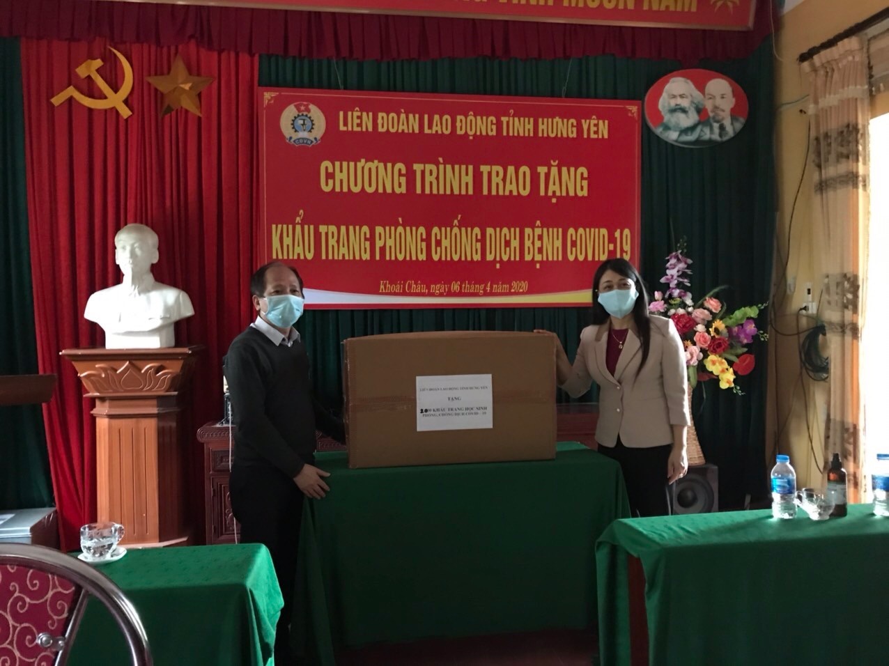 Đồng chí Nguyễn Thị Thanh Tuyết, Chủ tịch LĐLĐ tỉnh trao tặng khẩu trang cho giáo viên, học sinh trường