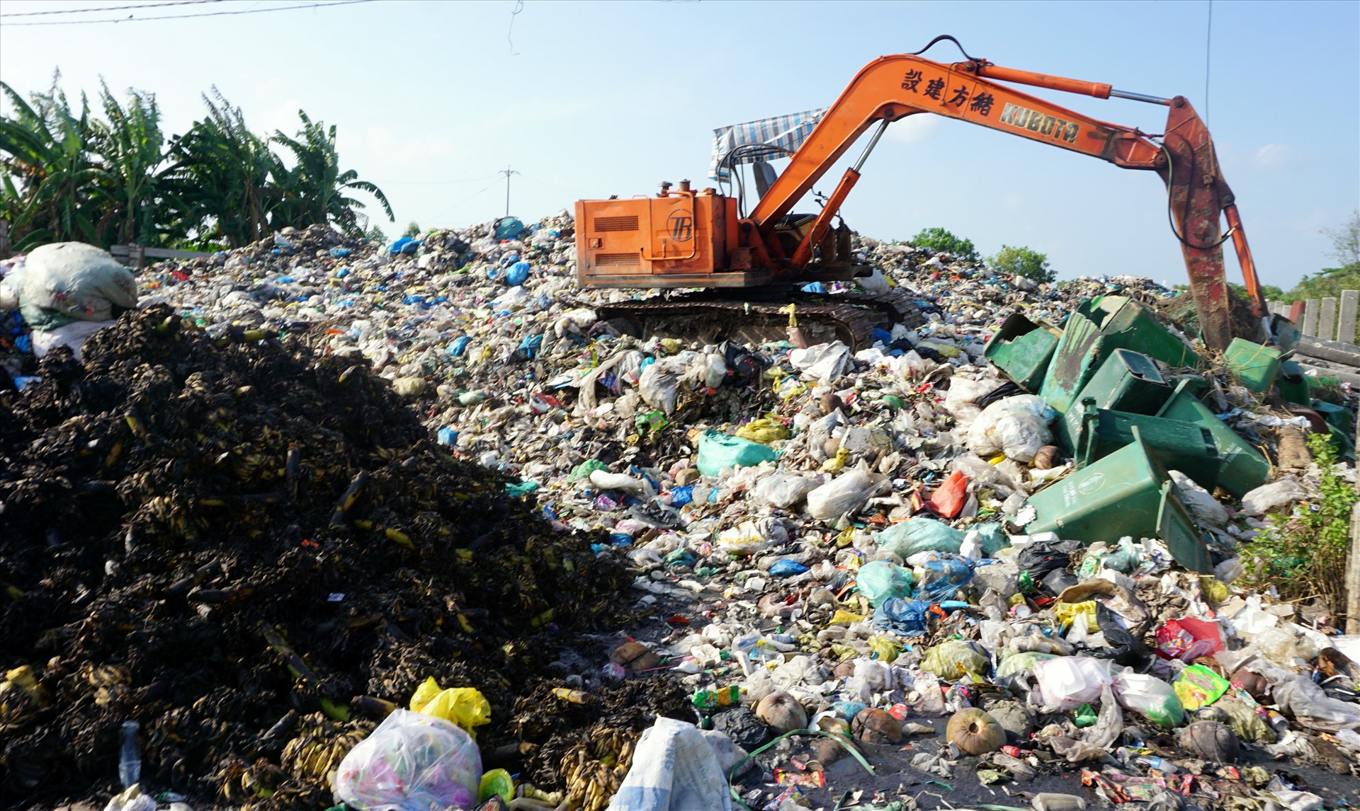 Cách đây gần một năm, Nhà máy rác ngưng hoạt động để duy tu, hàng loạt rác sinh hoạt tại các địa phương đổ đầy tại bãi rác tạm (ảnh Nhật Hồ)