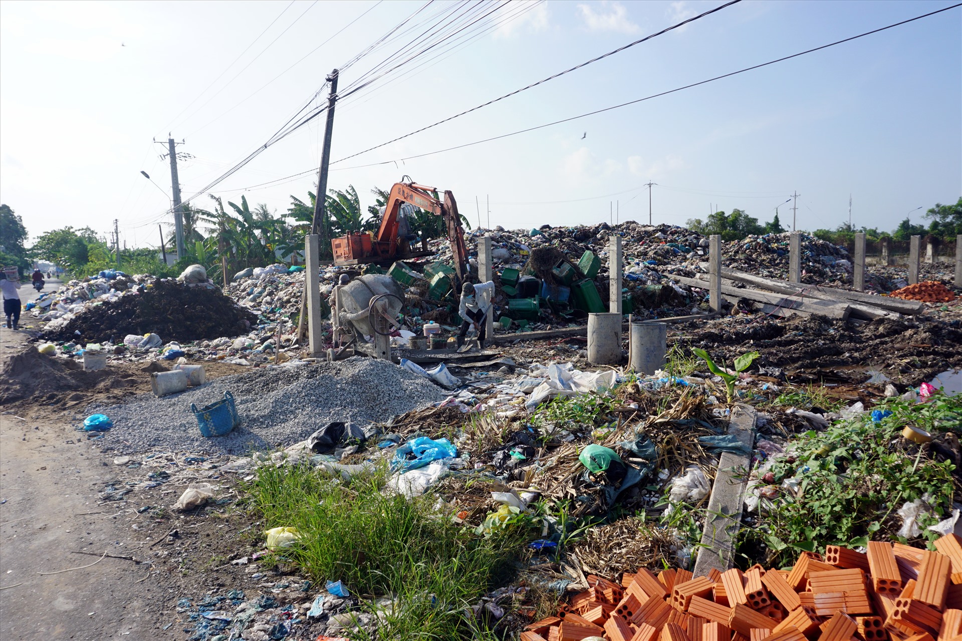 Nhà máy xử lý rác ngưng hoạt động sẽ ảnh hưởng lớn đến các bãi rác tạm ở các huyện (ảnh Nhật Hồ)