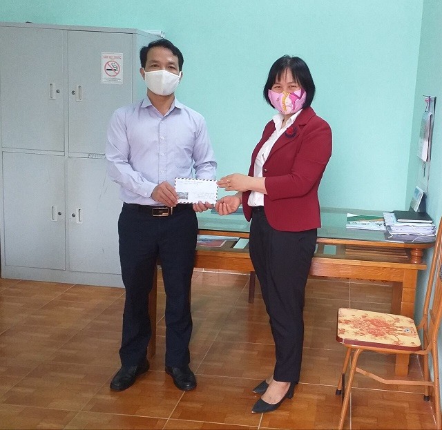Đồng chí Lê Thị Thu, Chủ tịch Công đoàn cơ sở Trung học phổ thông Tháng 10 nộp tiền ủng hộ phòng chống dịch COVID-19. Ảnh: T.N