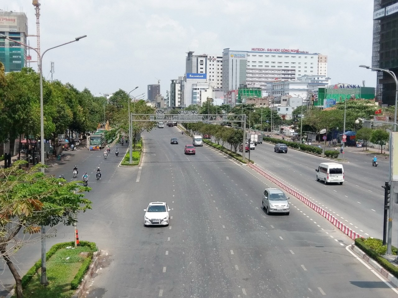 Việc hạn chế xe cá nhân và kiểm soát khí thải xe máy sẽ giúp cải thiện chất lượng không khí tại TPHCM. Ảnh: Minh Quân