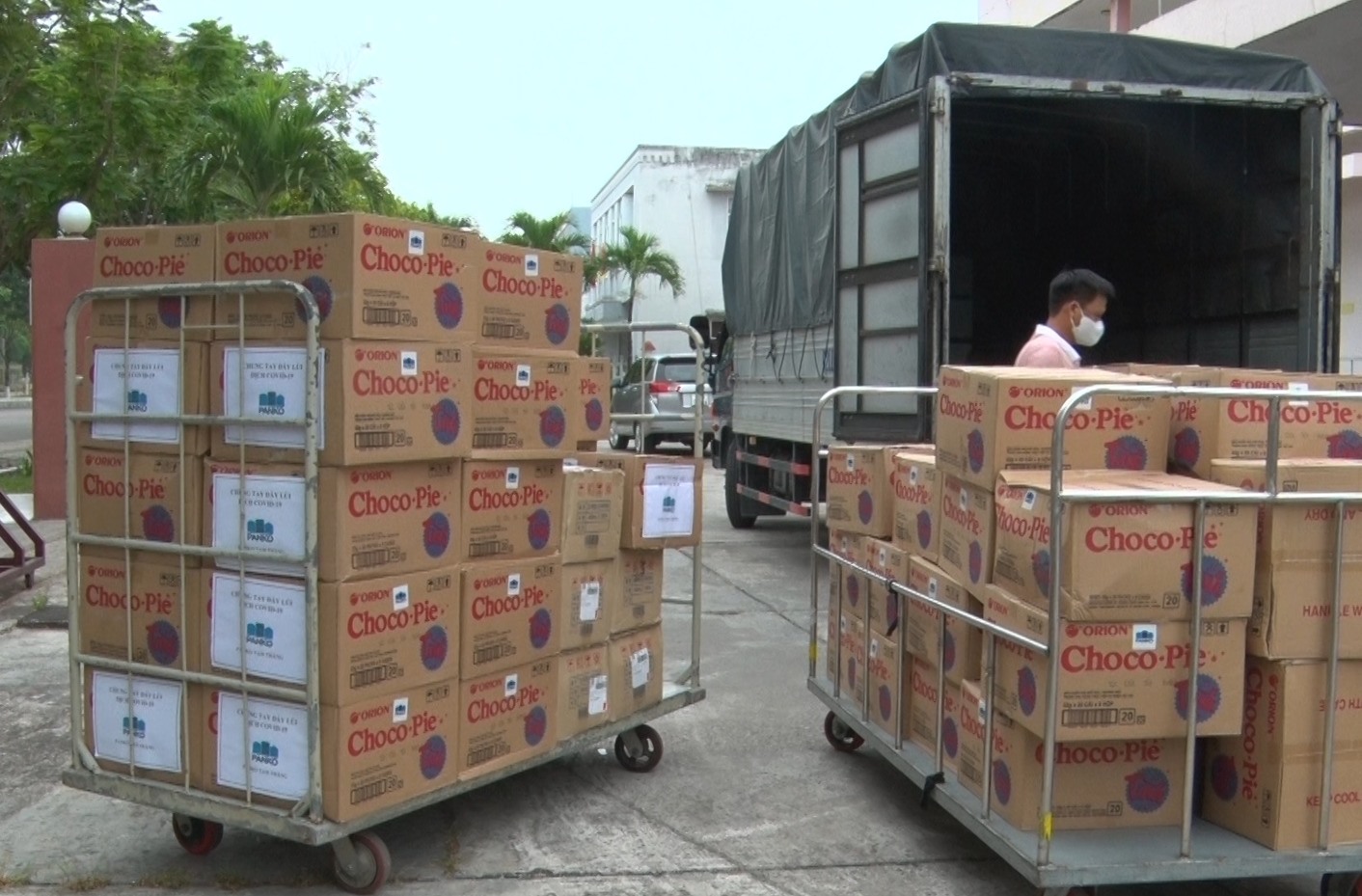 Những ngày đầu tiên, bà con ở nơi đây cùng quyên góp nào là gạo, mì tôm,..được đưa đến khu cách ly. Gạo, mì thì có hạn người dân tiếp tục quyên góp những nông sản do chính tay mình làm ra như rau cải, bí, bầu,.. được chuyển đến khu cách ly của huyện.