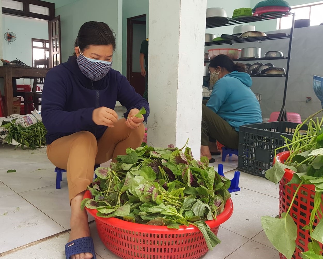 Bà Nguyễn Thị Mừng  - Chủ tịch Hội Liên hiệp Phụ nữ huyện Đại Lộc, cho biết, qua kênh truyền thông đại chúng, Thủ tướng kêu gọi toàn dân tham gia chống dịch như chống giặc, hội đã huy động chị em phụ nữ các xã, thị trấn cùng tham gia nấu ăn cho những người dân đang thực hiện cách ly.