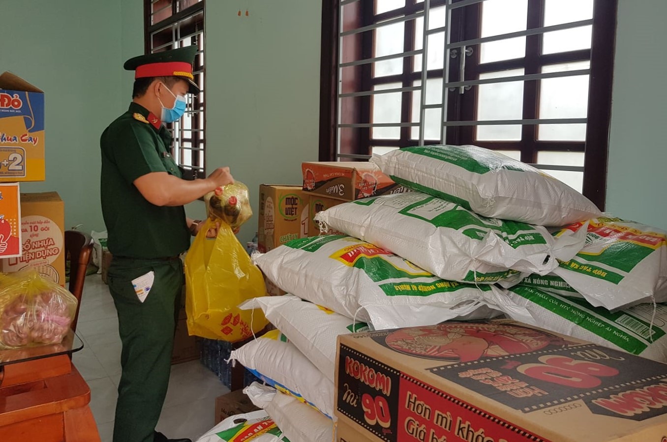 Trung tá Phạm Đức Công - Chủ nhiệm chính trị Ban chỉ huy Quân sự huyện Đại Lộc, cho biết số lượng người chuyển đến khu cách ly ngày một đông, áp lực công việc cho lực lượng làm nhiệm vụ hậu cần tăng đáng kể nên có ý định kêu gọi tình nguyện viên tham gia cùng.