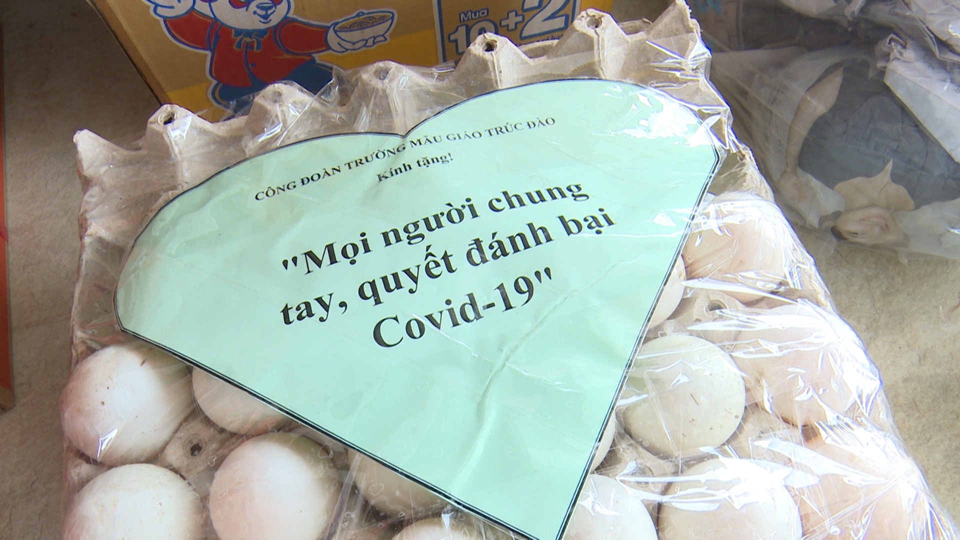 Những ngày này, số lượng người cách ly đã tăng lên đáng kể, khiến những cán bộ làm việc vất vả hơn bao giờ hết nên người dân ở huyện Đại Lộc (tỉnh Quảng Nam) cùng góp sức hỗ trợ những người đang thực hiện cách ly.