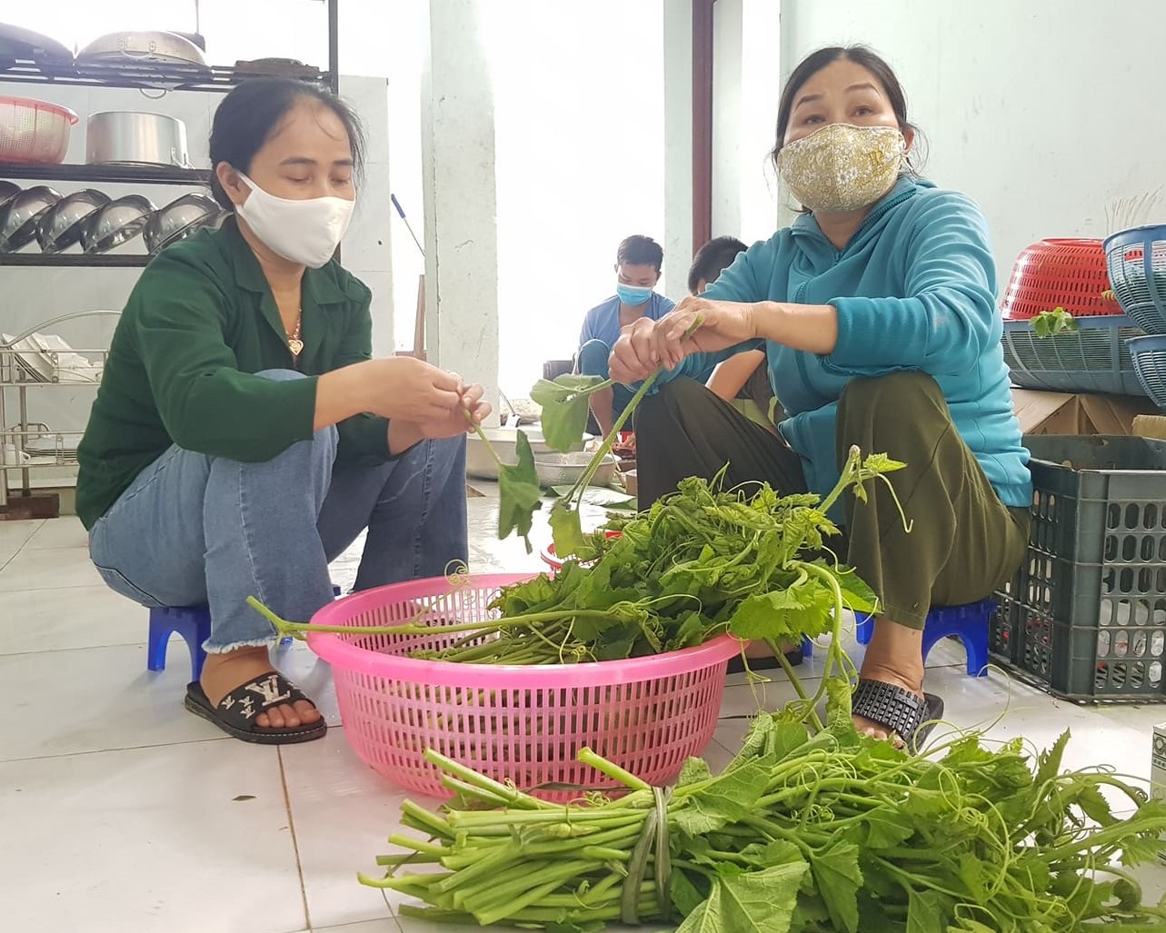 “Rất vui là nhận được sự hưởng ứng tích cực của chị em phụ nữ, đoàn viên, giáo viên địa phương và cán bộ Ban chỉ huy Quân sự các xã. Nhiều nông sản, nhu yếu phẩm được người dân thông qua Hội Liên hiệp Phụ nữ huyện gửi vào làm chúng tôi cảm thấy rất ấm lòng” - Trung tá Công nói.