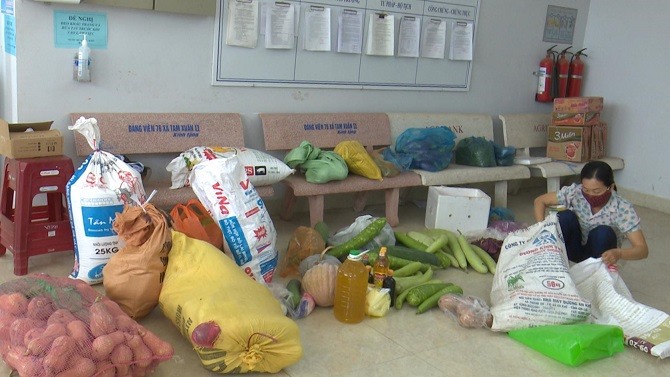 Trước tình trạng cả nước đang chống dịch COVID-19, nhiều hộ dân đã tình nguyện góp sức và hỗ trợ những bao gạo thùng mì tôm, bó rau cho những người đồng hương và chiến sĩ trong khu cách ly.