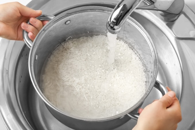 Cơm sẽ ngon và dẻo hơn sau khi ngâm gạo 15 phút trước khi nấu. Ảnh nguồn: Asianrecipe.