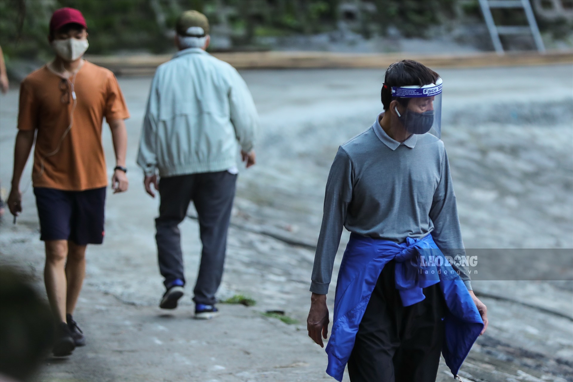 Bất chấp nỗ lực của lực lượng chức năng, tại khu vực hồ Hoàng Cầu nhiều người dân vẫn ra đường tập thể dục.
