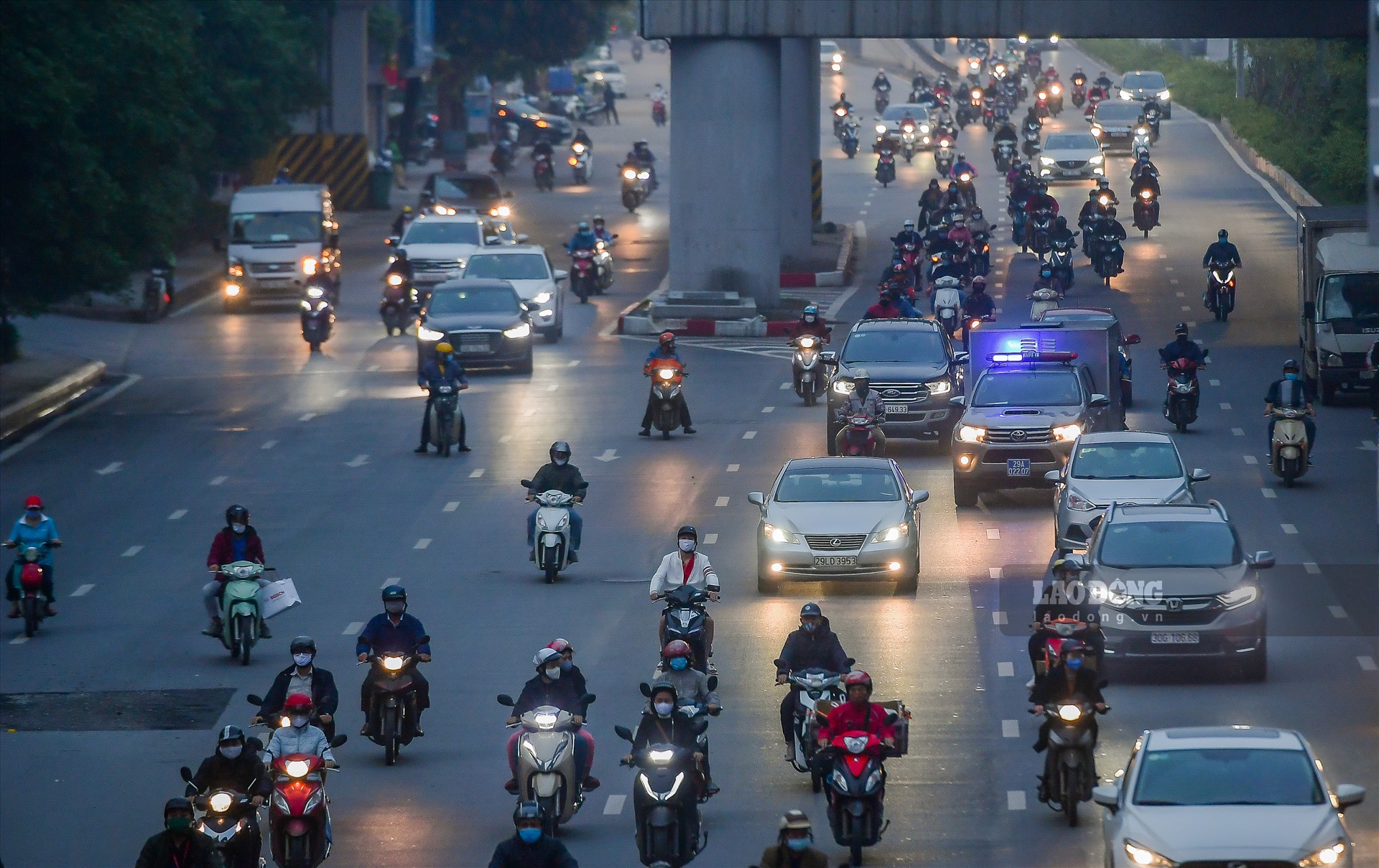 Ghi nhận của phóng viên Báo Lao Động tại tuyến đường Nguyễn Trãi thời điểm 18h, người dân đi lại trên đường đông đúc hơn hẳn so với những ngày đầu thực hiện việc cách ly xã hội.