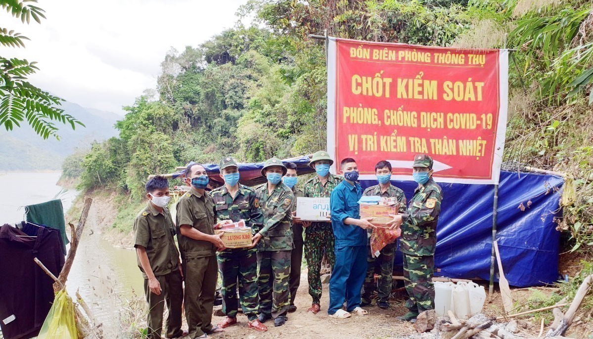 Công tác phòng chống COVID-19 của các chiến sĩ biên phòng nhận được sự quan tâm nhiệt thành của bà con dân bản. Trong ảnh: Người dân bản Lốc (xã Thông Thụ, huyện Quế Phong, tỉnh Nghệ An) đến chốt kiểm soát tặng quà các chiến sĩ đang làm nhiệm vụ.