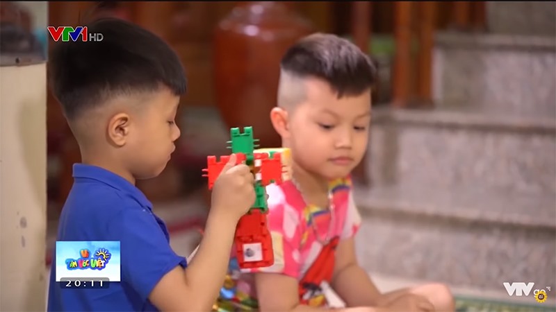 Nhiều gia đình đã chia sẻ cùng chương trình Vì Tầm Vóc Việt về cách thức cho con chơi và học tại nhà. Ảnh: CMH.