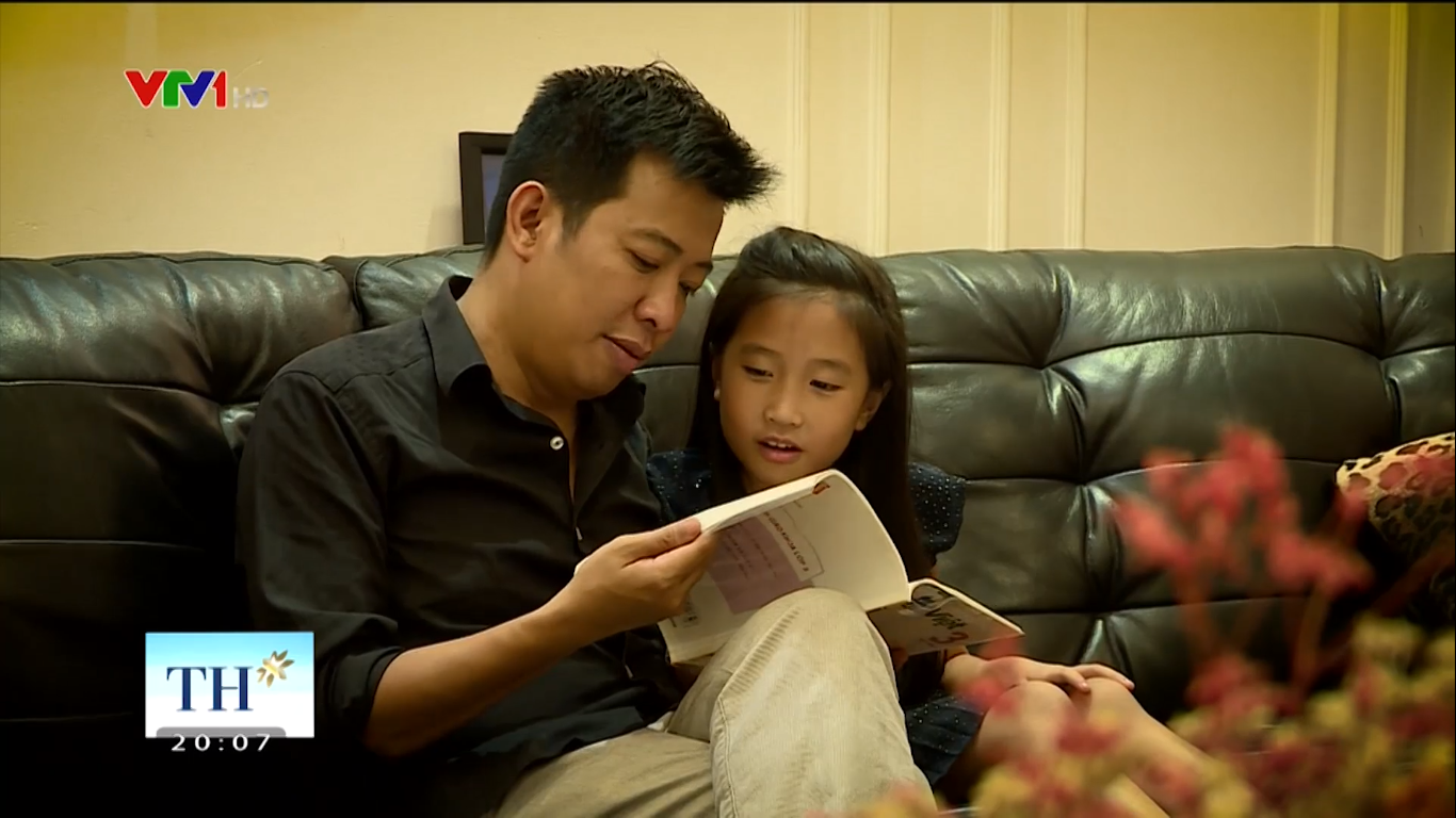 Cây bút Hoàng Anh Tú (anh Chánh văn của báo Hoa Học Trò) cùng con gái trong chương trình Vì Tầm Vóc Việt chia sẻ. Ảnh: CMH.