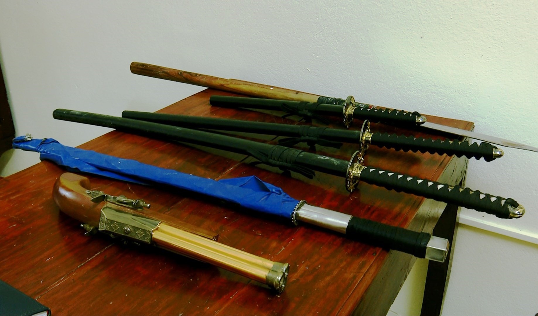 Súng và nhiều dao kiếm các loại được đối tượng trang bị để sẵn sàng chống trả khi bị lực lượng chức năng phát hiện. Ảnh: NT