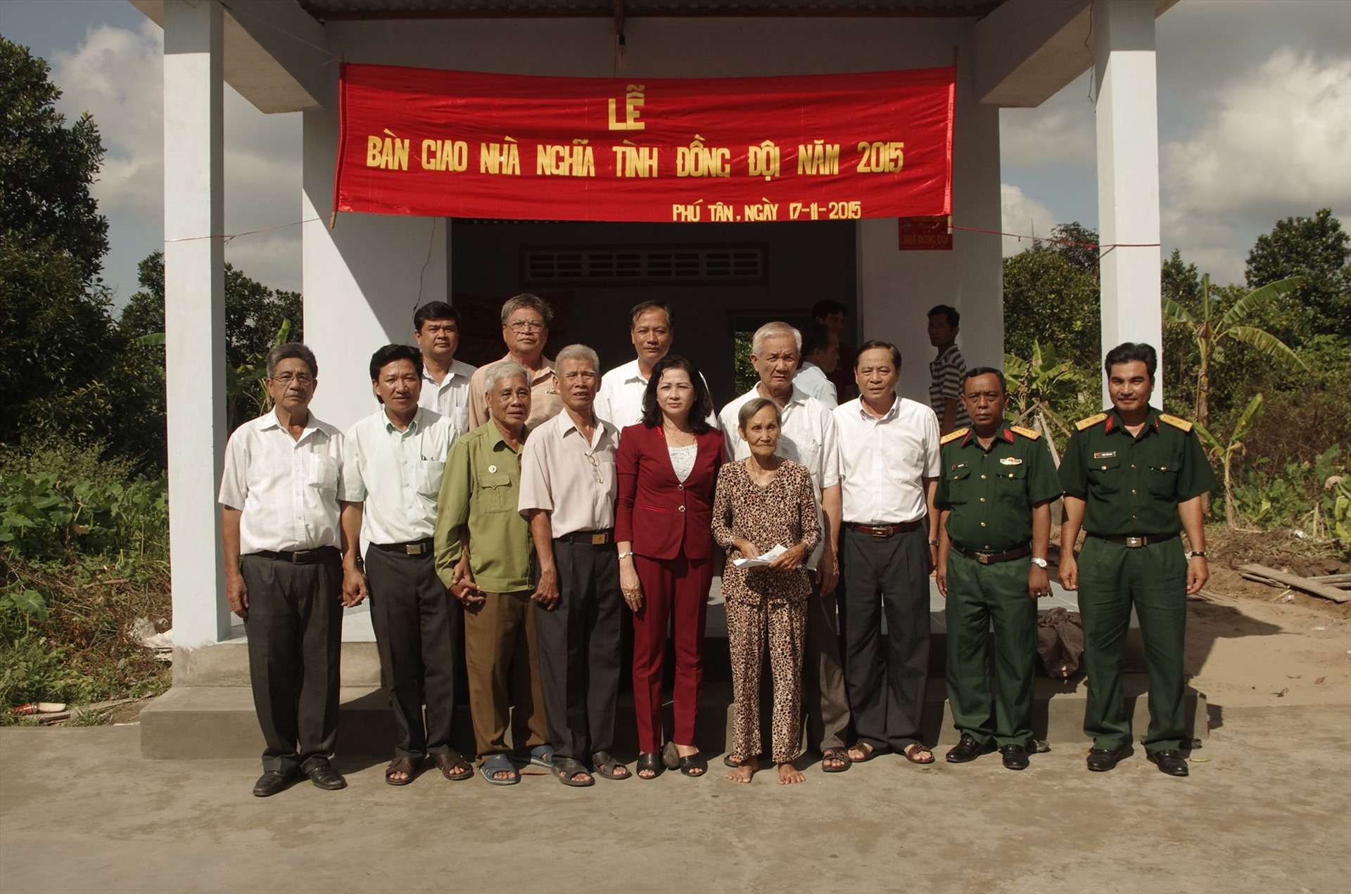 Lễ bàn giao một căn nhà tình nghĩa đồng đội do Thiếu tướng Lê Thanh Sơn vận động. Ảnh: Nguyễn Thắng.