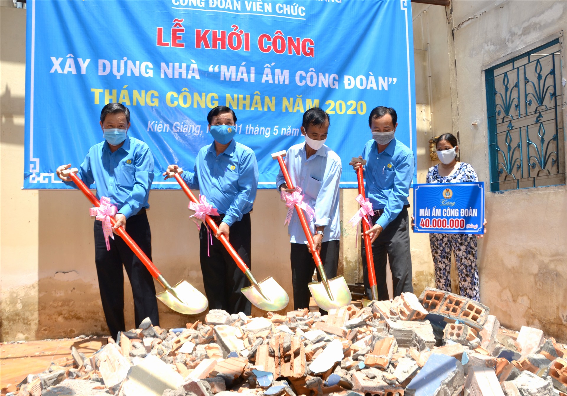 Lãnh đạo LĐLĐ Kiên Giang cùng gia đình đoàn viên Lê Văn Thái thực hiện nghi thức động thổ Mái ấm Công đoàn. Ảnh: LT