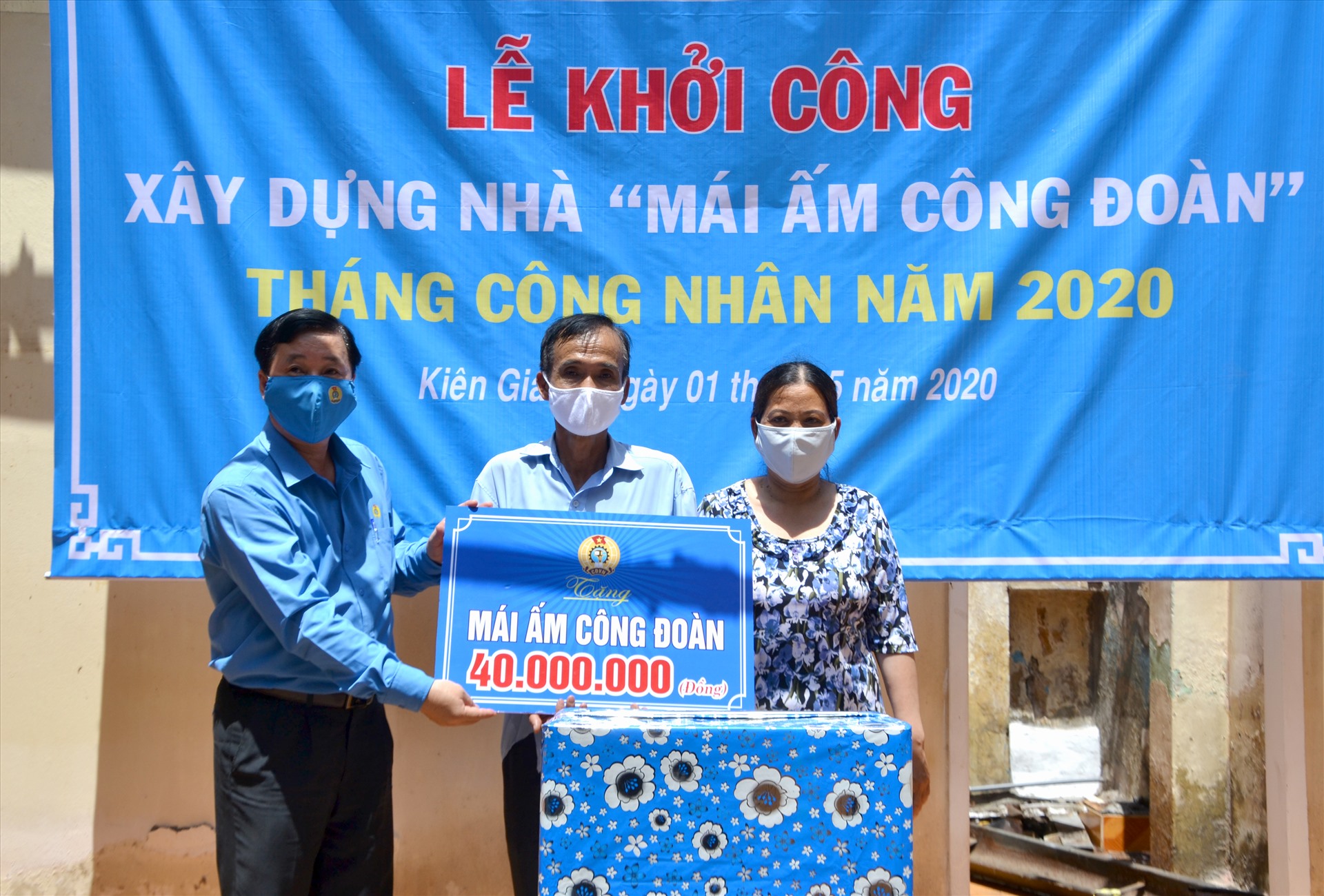 Ông Trần Thanh Việt trao hỗ trợ Mái ấm Công đoàn và quà tặng cho gia đình đoàn viên Lê Văn Thái. Ảnh: LT