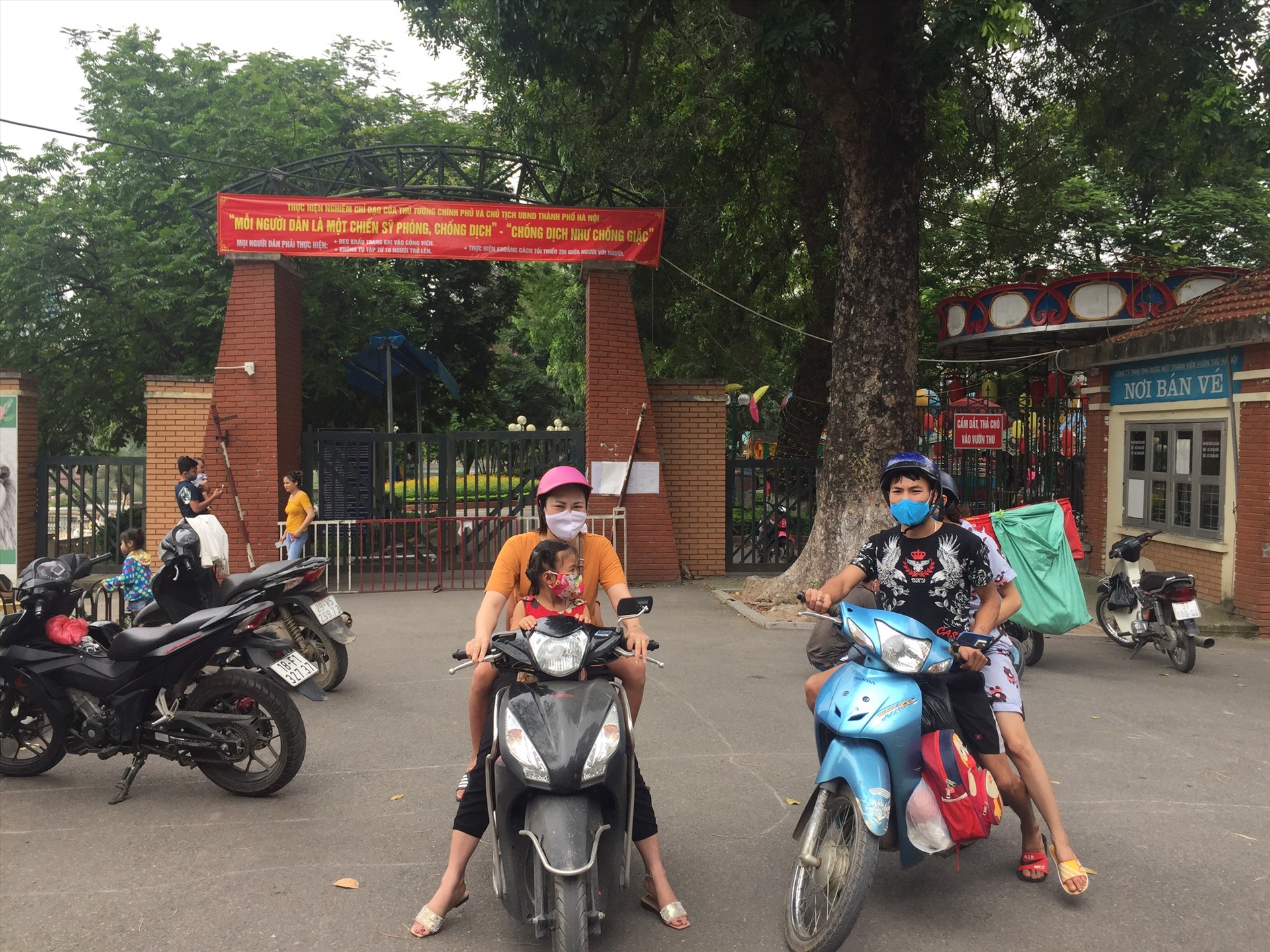 Theo ghi nhận của Lao Động ngày 1.5 tại công viên Thủ Lệ, nhiều phụ huynh dù đã tận dụng ngày nghỉ lễ để đưa con mình đến công viên tham quan nhưng phải quay về trong nuối tiếc, vì đến nơi mới biết công viên đóng cửa.