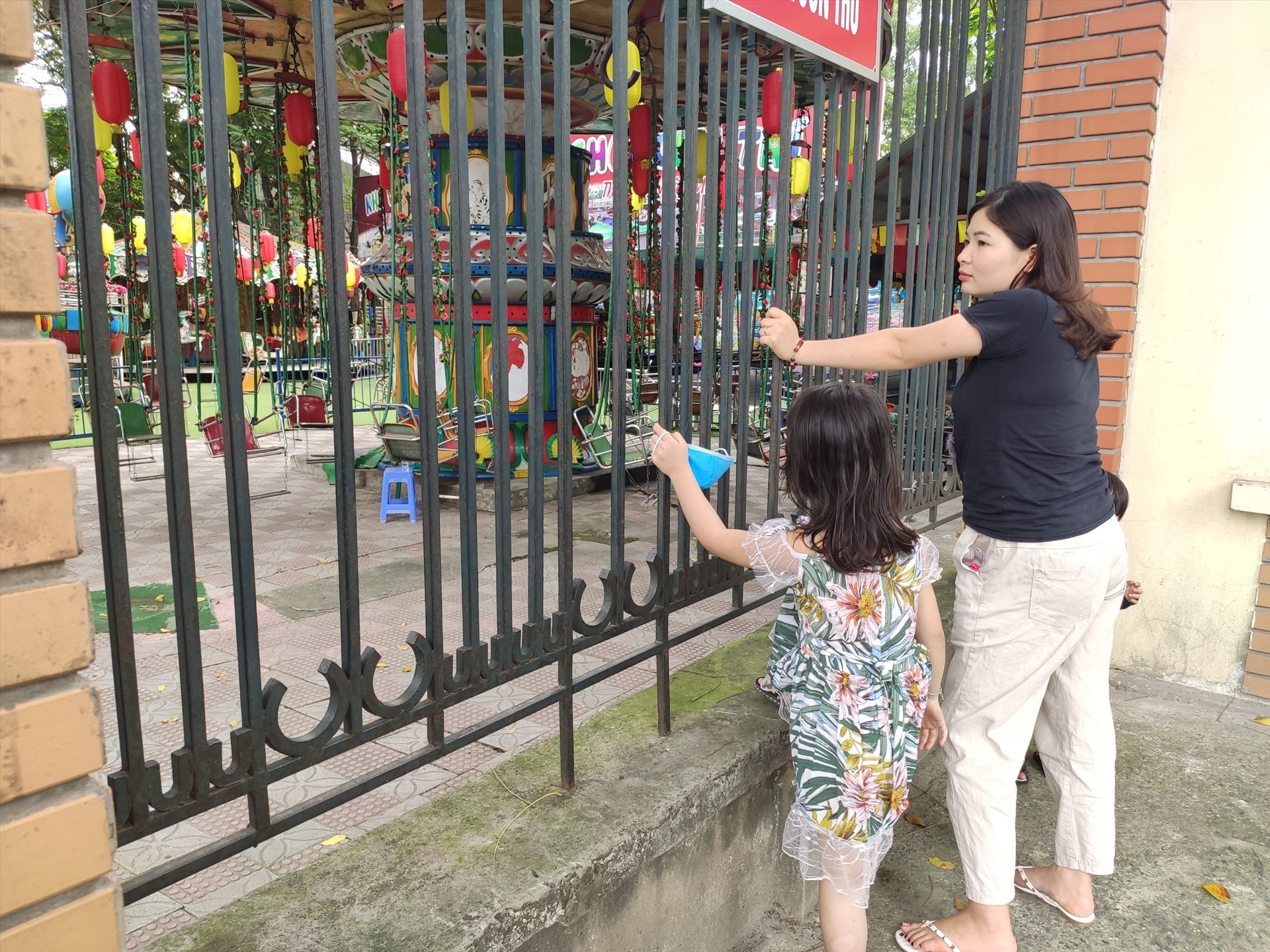 Nhân viên trực tại cổng công viên Thủ Lệ cho biết, hiện chưa có thông tin về ngày chính thức mở cửa trở lại, tất cả phụ thuộc vào chỉ đạo của cơ quan quản lý.