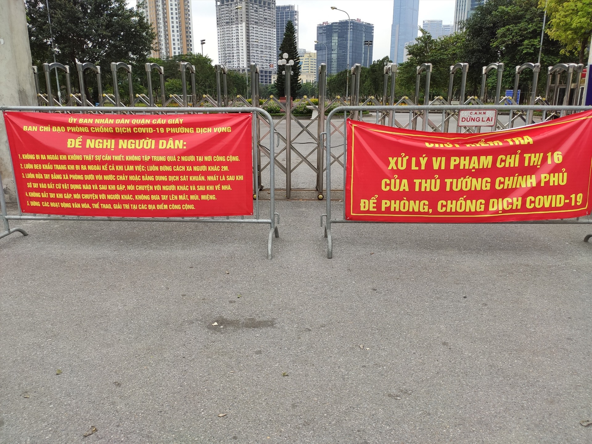 Trước cổng công viên vẫn đặt những thông báo về phòng chống dịch COVID-19, tránh sự chủ quan của người dân.