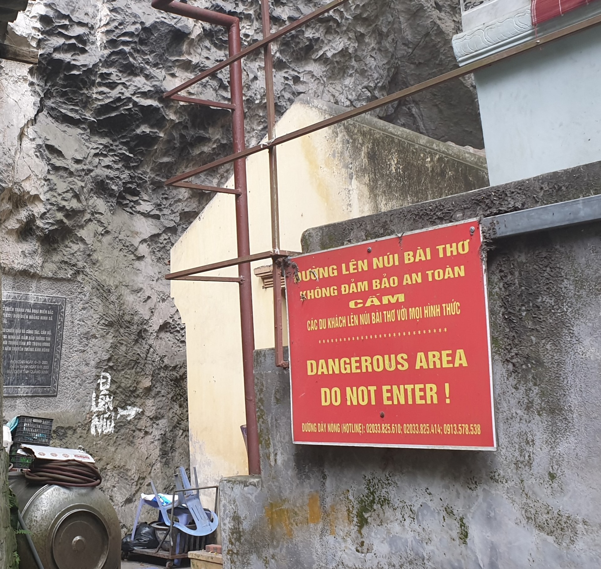 Bên trong cổng là tấm biển cảnh báo nguy hiểm đối với du khách leo núi. Ảnh: Nguyễn Hùng
