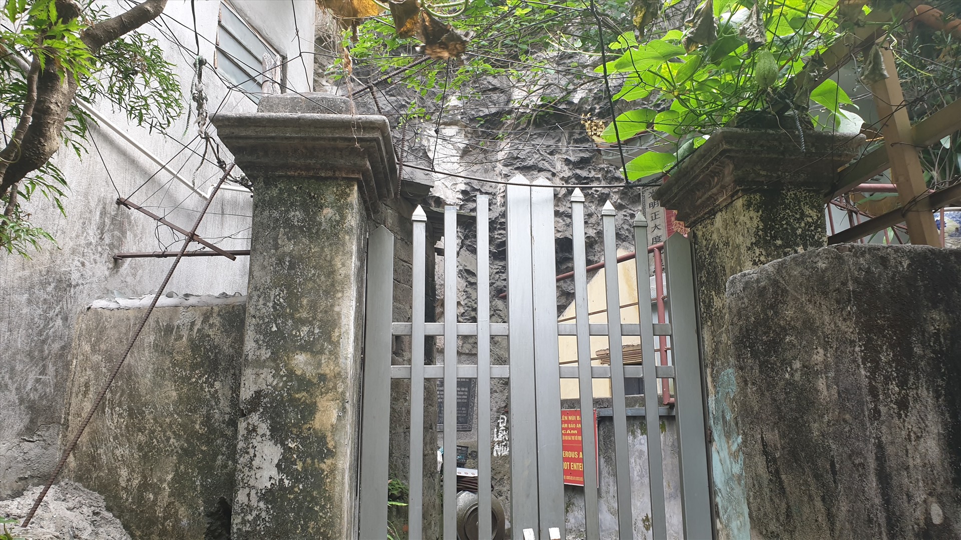 Cổng chính lên núi Bài Thơ đã bị khóa lại từ sau vụ cháy tháng 11.2017. Ảnh: Nguyễn Hùng