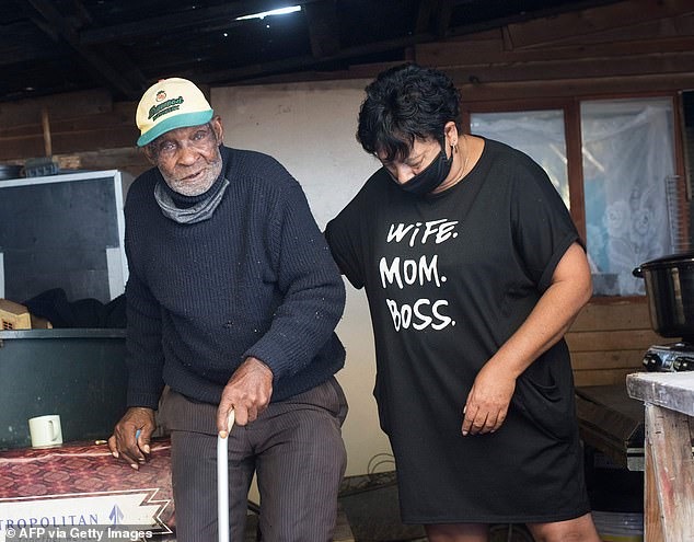 Cụ Blom coi con gái riêng của vợ như con đẻ, trong ảnh là một trong hai cô con gái đang giúp cụ tổ chức sinh nhật. Ảnh: AFP