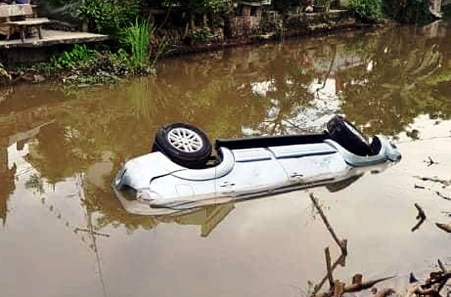 Chiếc ô tô mất lái lao xuống sông khiến 3 người thương vong. Ảnh: NT