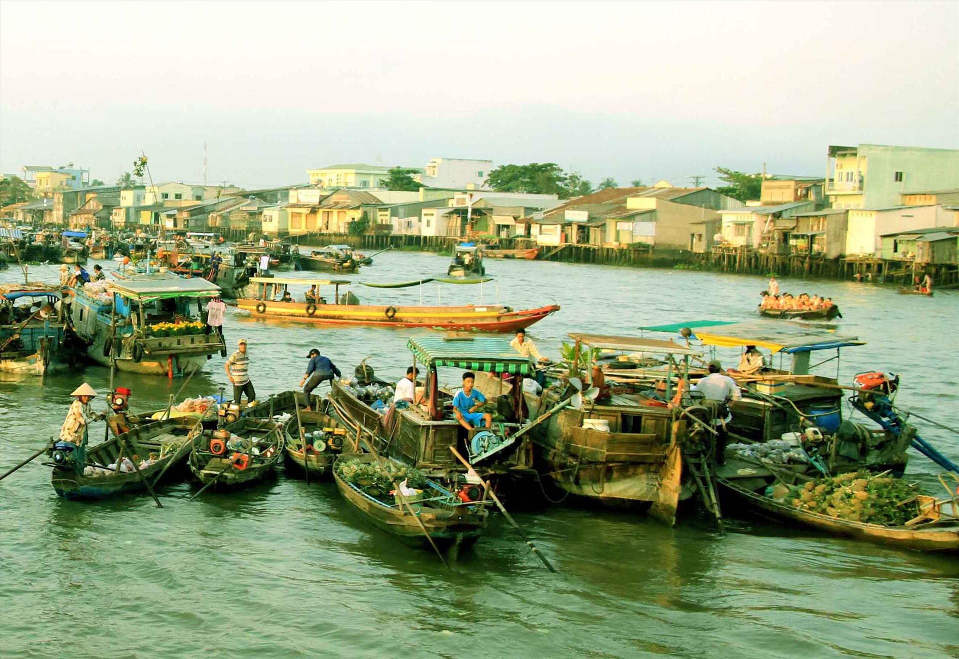 Từ sau giãn cách xã hội được dỡ bỏ, chợ nổi Cái Răng đã nhộn nhịp trở lại. Từ buổi sớm, các ghe thuyền tấp nhập hoạt động trên sông.