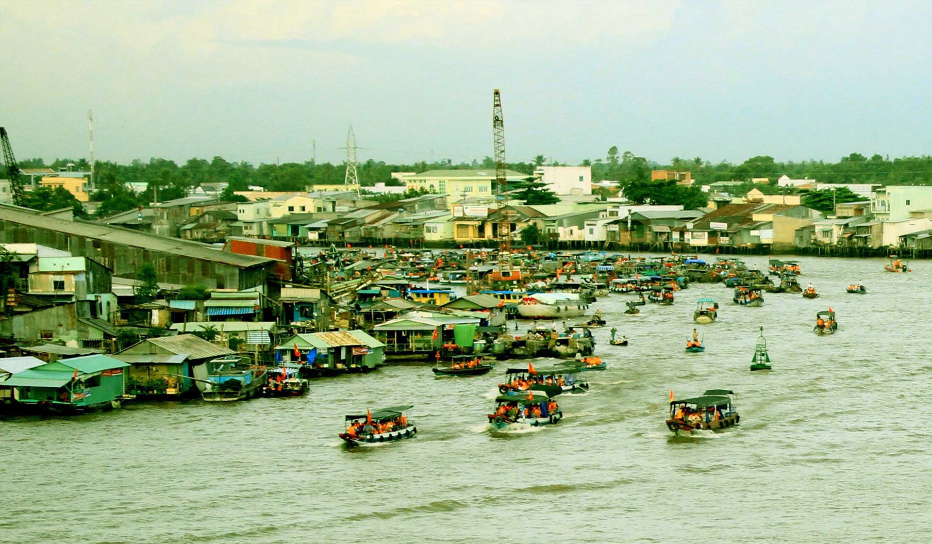 Từ sau giãn cách xã hội được dỡ bỏ, chợ nổi Cái Răng đã nhộn nhịp trở lại. Từ buổi sớm, các ghe thuyền tấp nhập hoạt động trên sông.