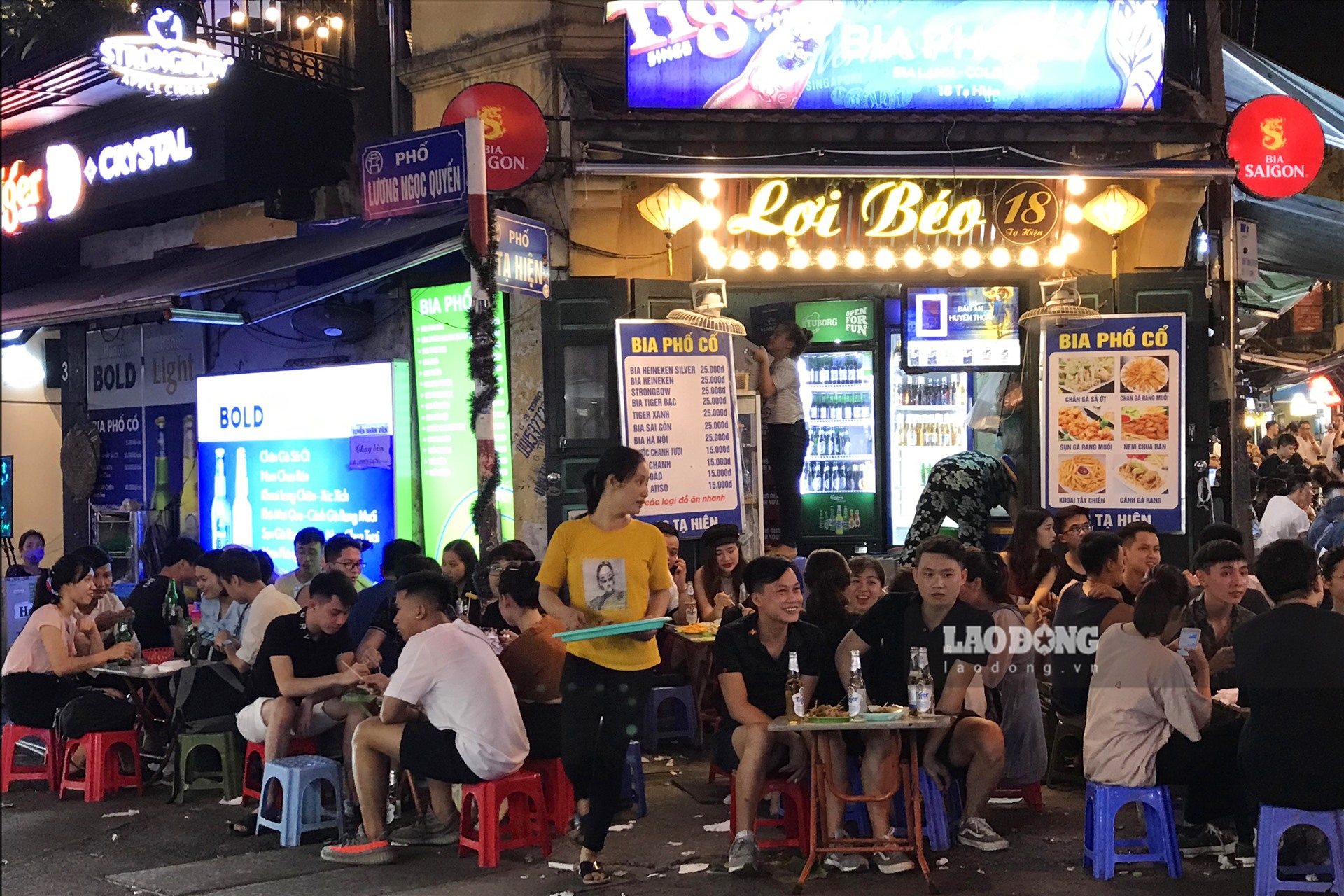 Sau thời gian nới lỏng cách ly xã hội, ngày cuối tuần phố Tây Tạ Hiện (Hà Nội) tấp nập đón khách đến ăn uống vui chơi tận nửa đêm. Khung cảnh khác hẳn so với những ngày đang trong giãn cách xã hội.