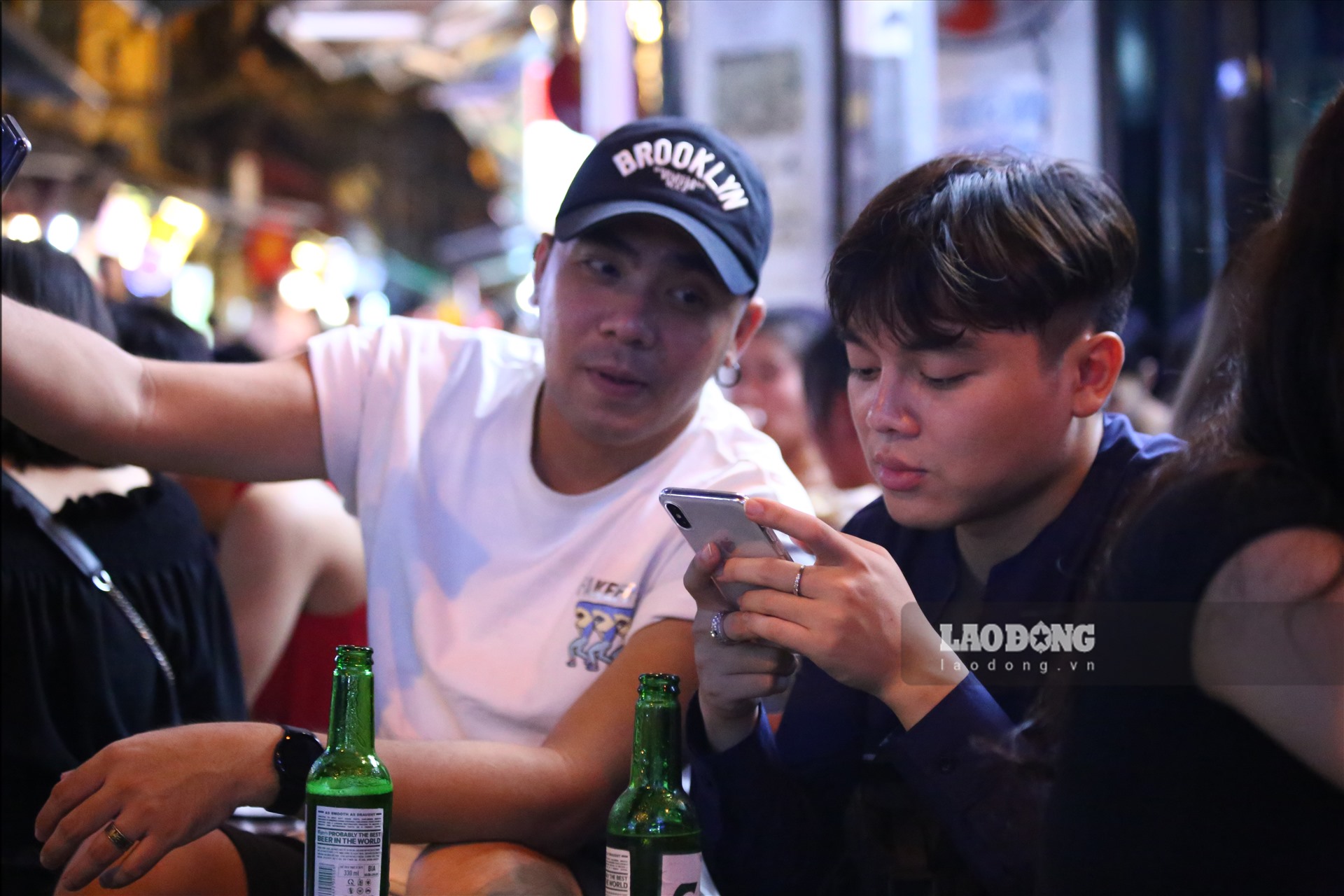 Anh Vũ (Hà Nội) cho biết: Hôm nay, bạn mình từ Sài Gòn ra lại đúng dịp cuối tuần nên mình đưa bạn mình lên Tạ Hiện thưởng thức vài chai bia và không khí của khu phố Tây ngày cuối tuần như thế nào.