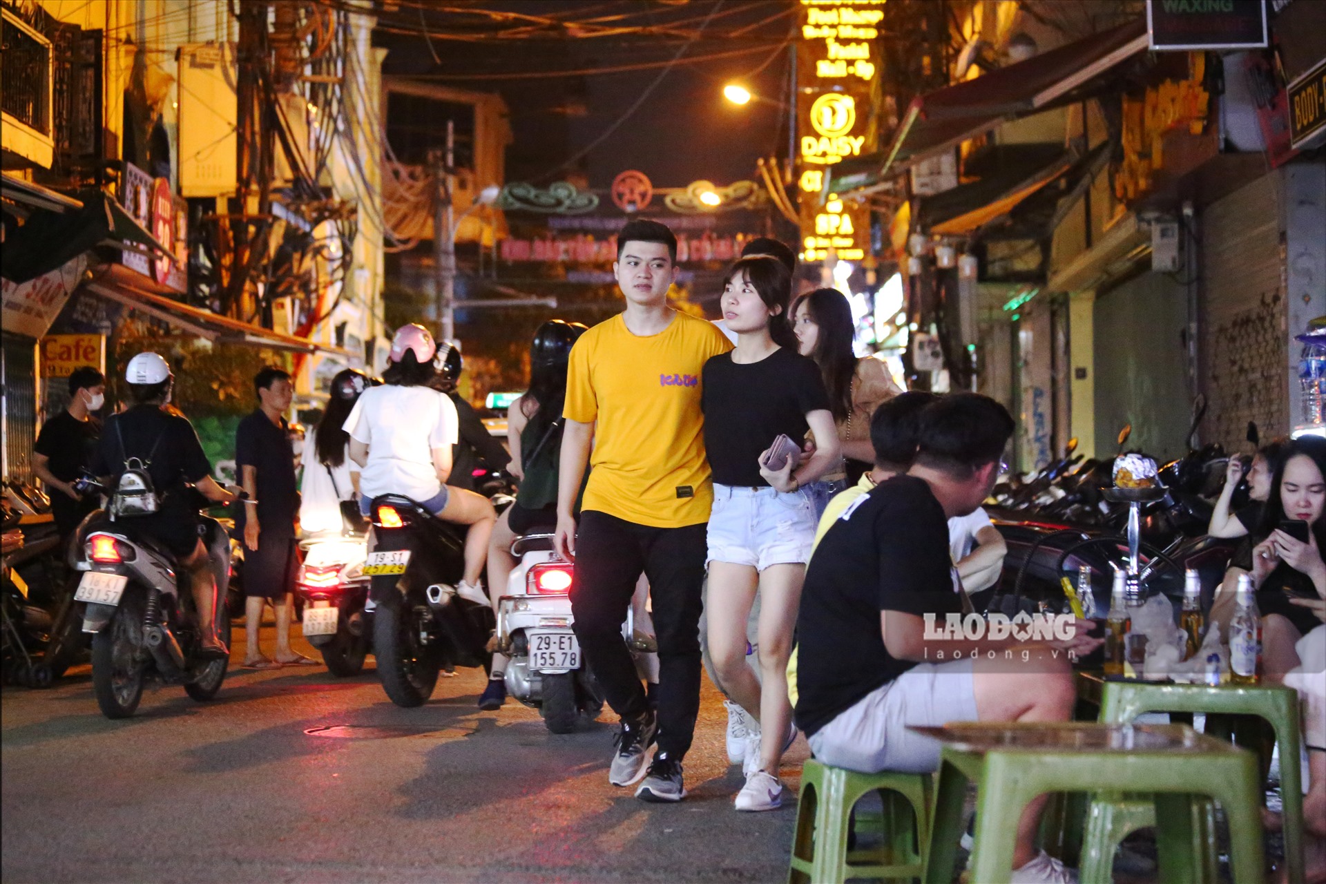 Theo ghi nhận của phóng viên, dù đã là 11h45 đêm nhưng các vị khách vẫn tiếp tục đổ về khu phố tây Tạ Hiện.