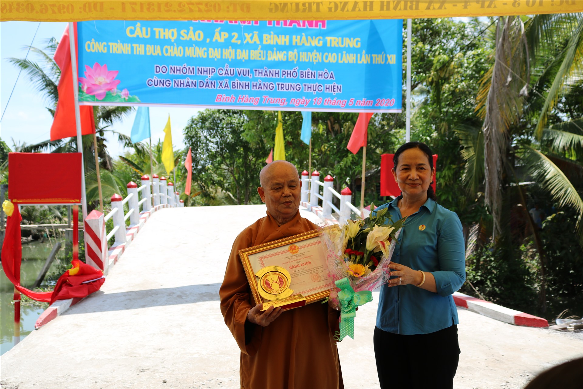 Đồng chí Nguyễn Thị Thu Ba - phó chủ tịch LĐLĐ tỉnh Đồng Tháp thừa ủy quyền tặng Bằng khen của UBND tỉnh Đồng Tháp cho đơn vị tài trợ. Ảnh: HL