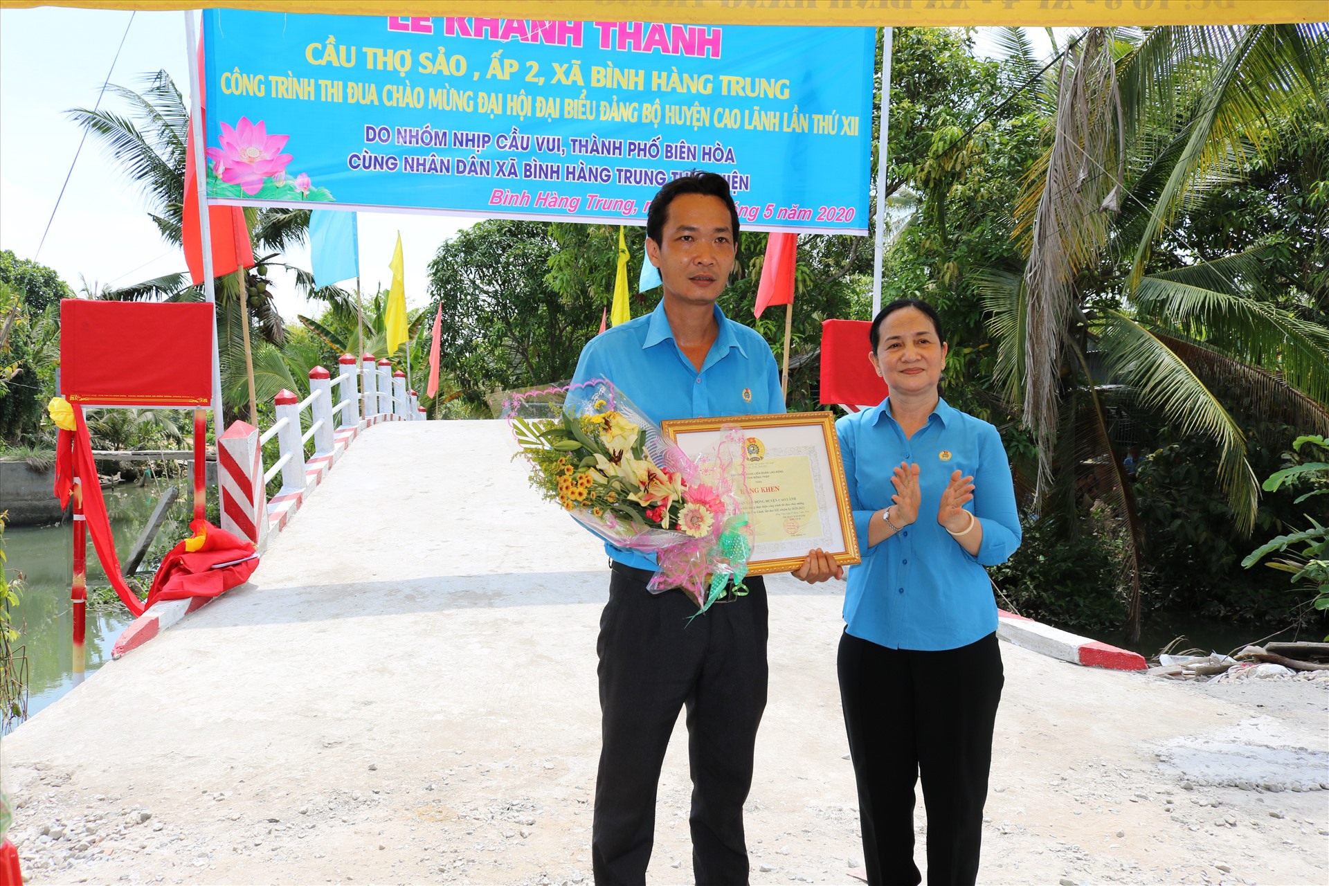 Tặng bằng khen cho LĐLĐ huyện Cao Lãnh. Ảnh: HL