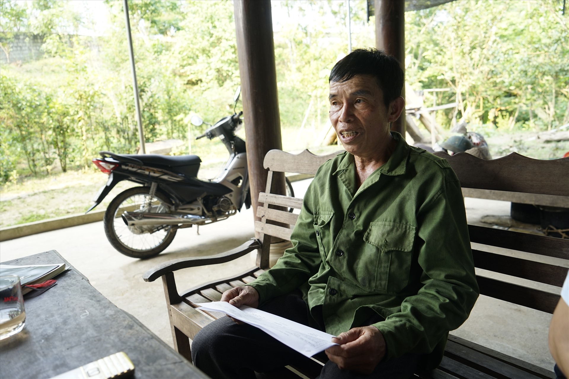 Nhường đất cho dự án thủy điện đã 8 năm, hộ ông Lang Văn Thái (xã Đồng Văn, huyện Quế Phong) vẫn chưa được nhận tiền đối trừ đất nông nghiệp. Ảnh: Q.Đại