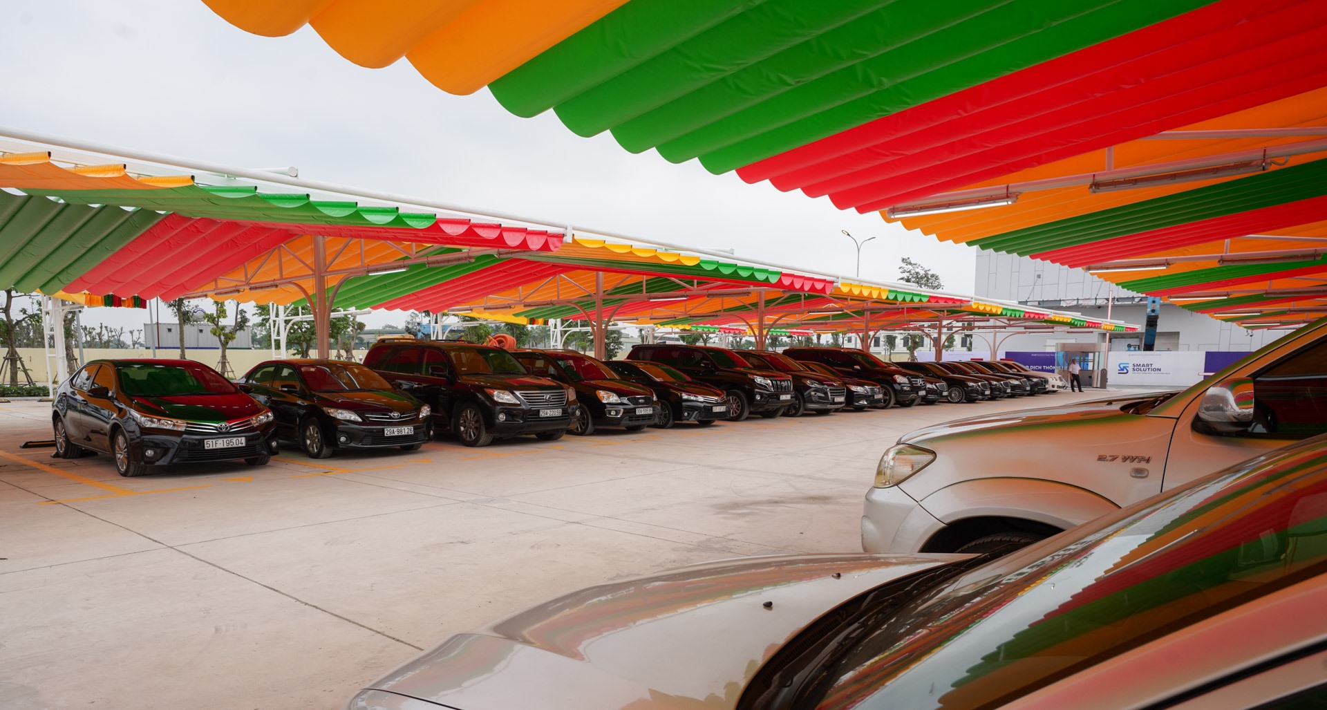 Với diện tích 5.000 m2, sức chứa 230 xe, siêu thị xe Smart Solution hiện là cơ sở kinh doanh xe cũ có quy mô lớn hàng đầu tại Việt Nam.