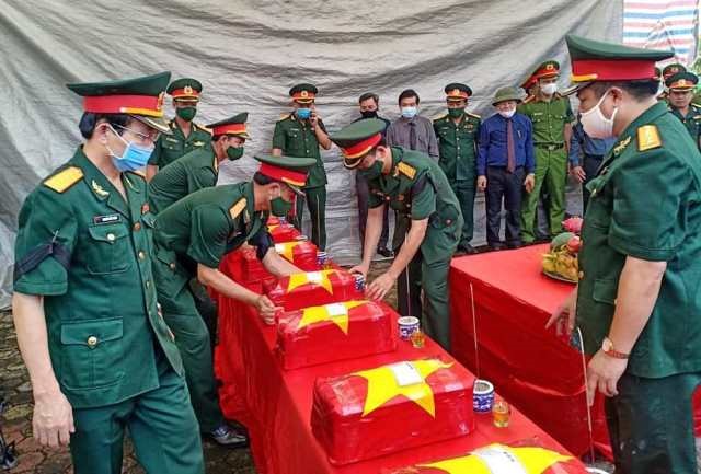 9 hài cốt liệt sĩ được an táng tại Nghĩa trang liệt sĩ Quốc gia Nầm (Hương Sơn, Hà Tĩnh). Ảnh: TT