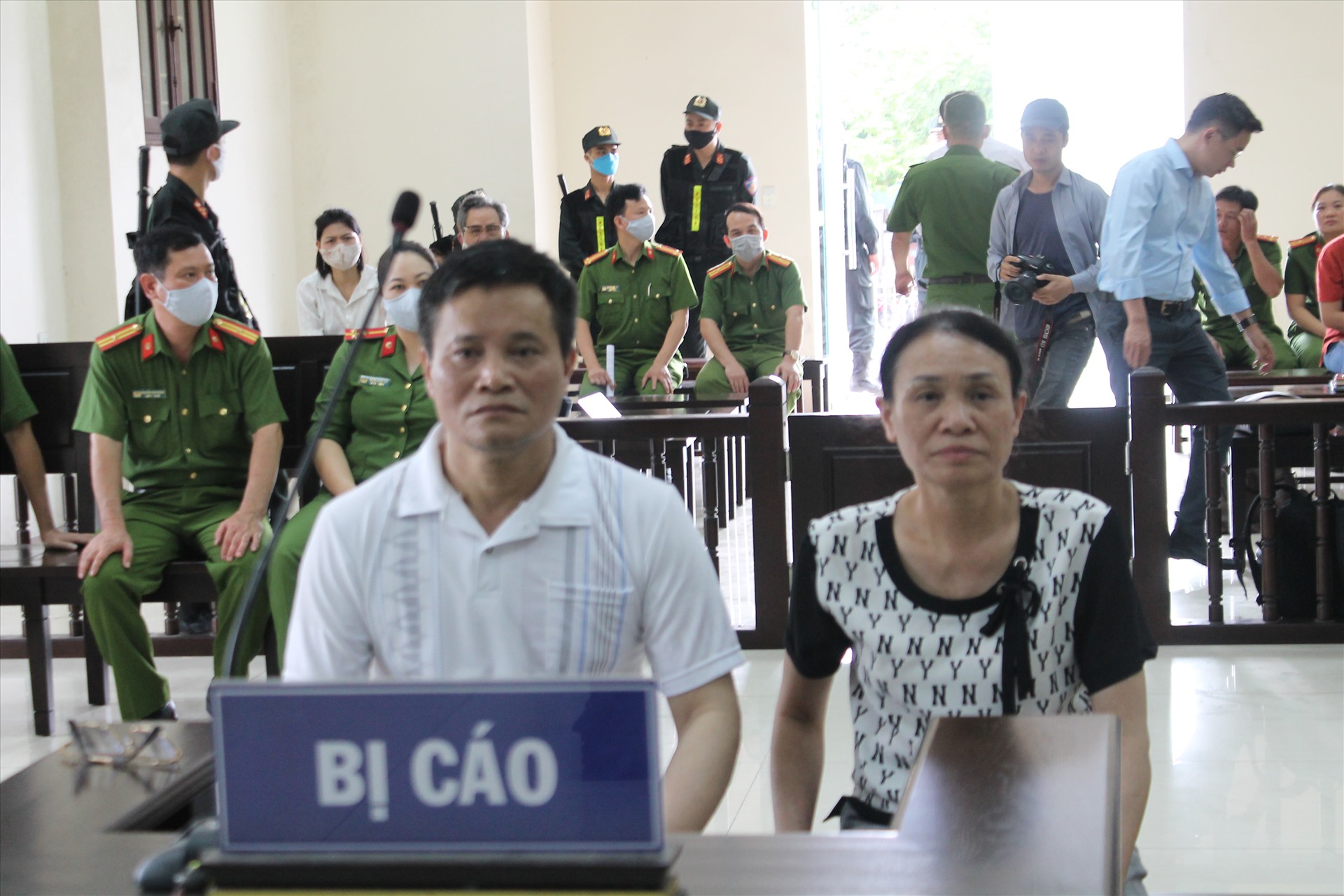 Vợ chồng bị cáo Nguyễn Văn Lẫm, Phạm Thị Quyết tại phiên tòa. Ảnh MD