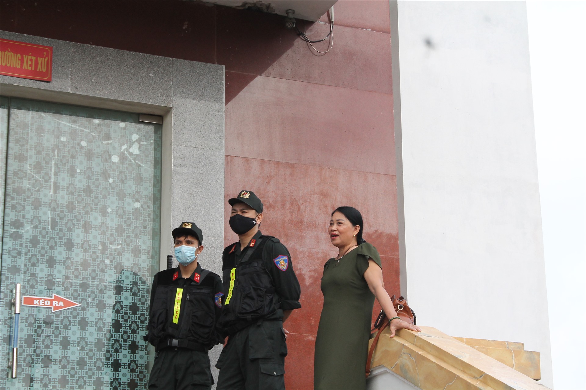 Bà Đinh Thị Lý, người từng tố cáo Nguyễn Xuân Đường hành hung bà và con trai ngay tại trụ sở công an cũng có mặt tại tòa. Ảnh MD