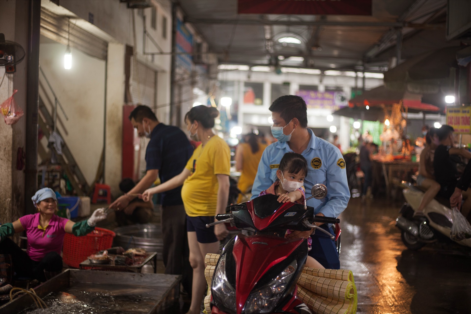 Gia đình công nhân tiện đường về làm tranh thủ vào chợ mua thực phẩm. Ảnh: Hiền Thanh