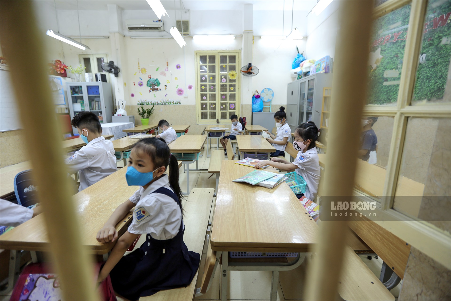 Nhiều lớp học tại trường tiểu học Bình Minh vẫn duy trì giãn cách giữa các em học sinh.